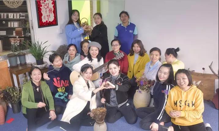 “魅力女神，抹出唇在感” 力華高頻淬火設(shè)備的女神們這樣過節(jié)